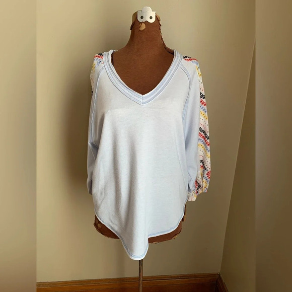 Hummingbird blouse, light blue with eyelet arm details - Picture 1 of 7